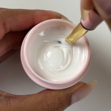 Load image into Gallery viewer, Statue White
